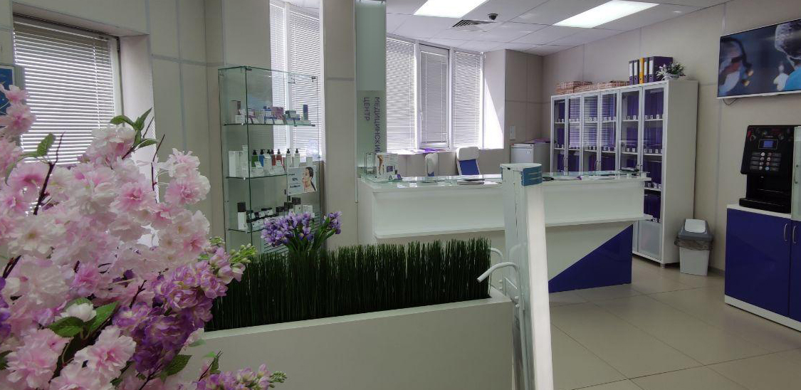 Врач лечит гепатит С